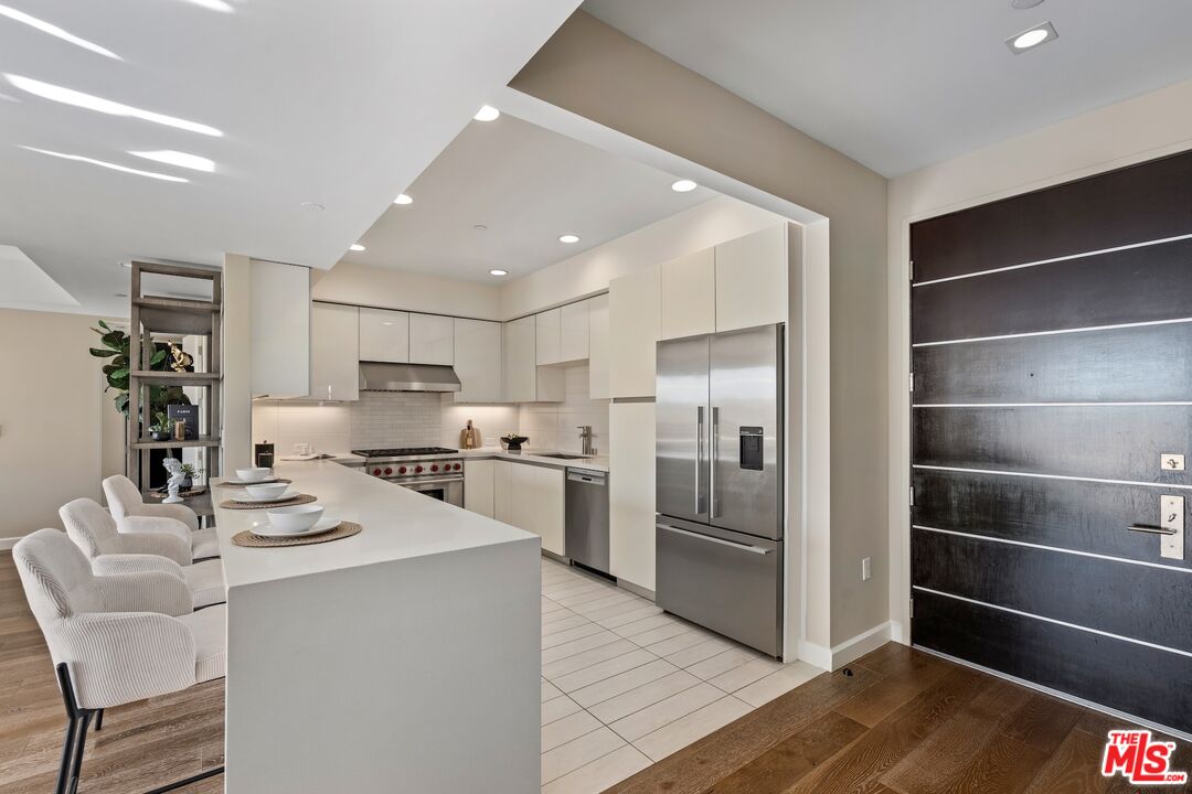 441 S Barrington Ave Unit: 402