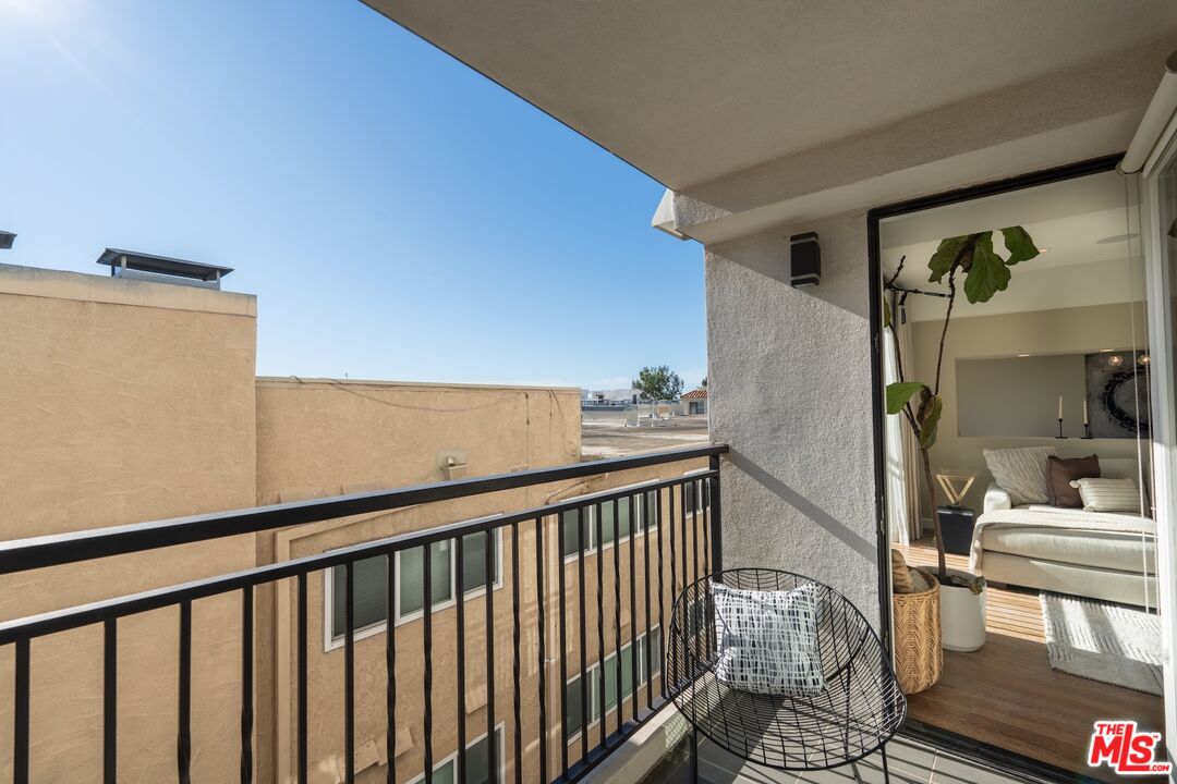 441 S Barrington Ave Unit: 402