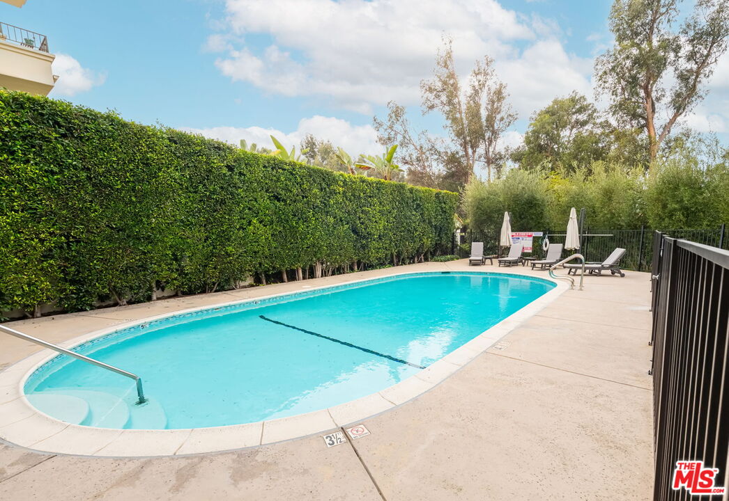 441 S Barrington Ave Unit: 402