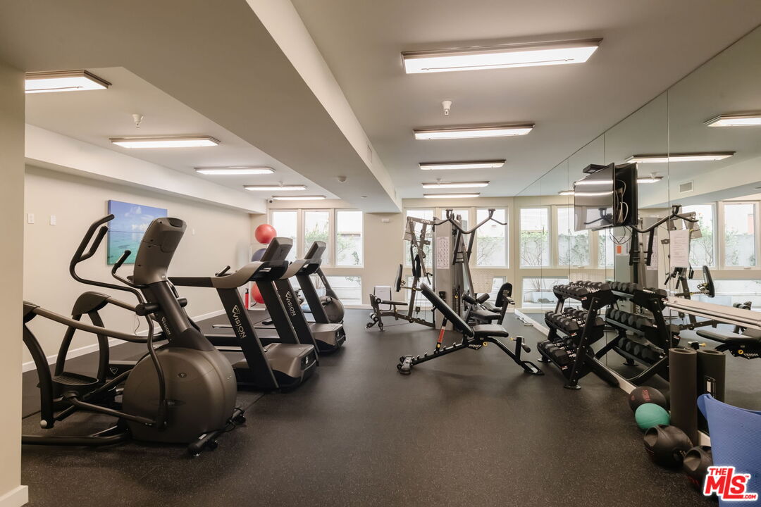 441 S Barrington Ave Unit: 402