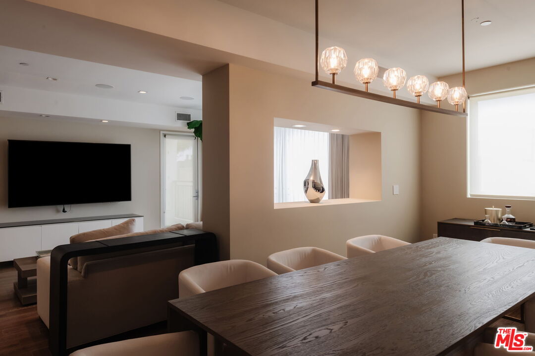 441 S Barrington Ave Unit: 402