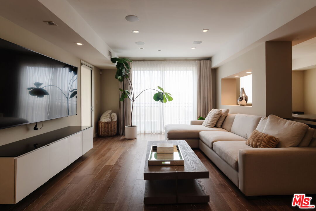 441 S Barrington Ave Unit: 402