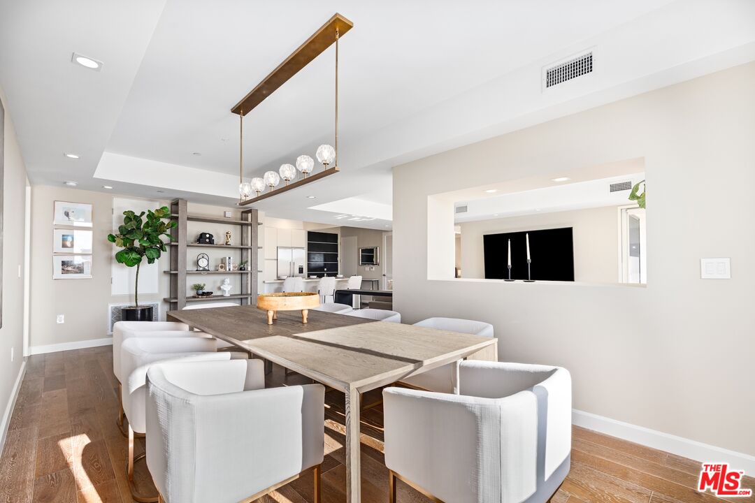 441 S Barrington Ave Unit: 402