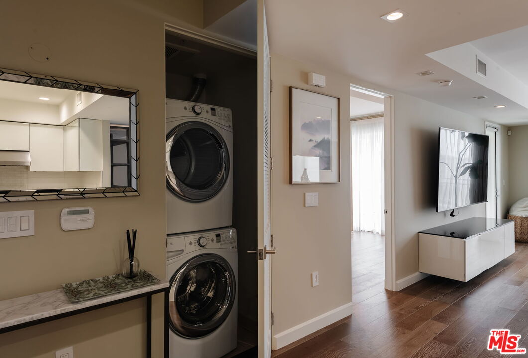 441 S Barrington Ave Unit: 402