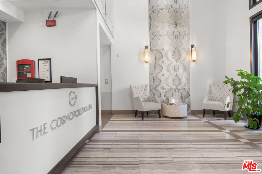 441 S Barrington Ave Unit: 402