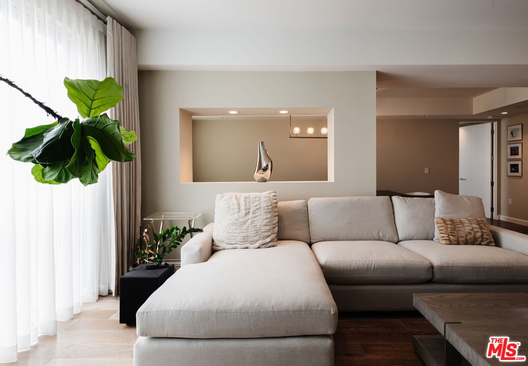 441 S Barrington Ave Unit: 402