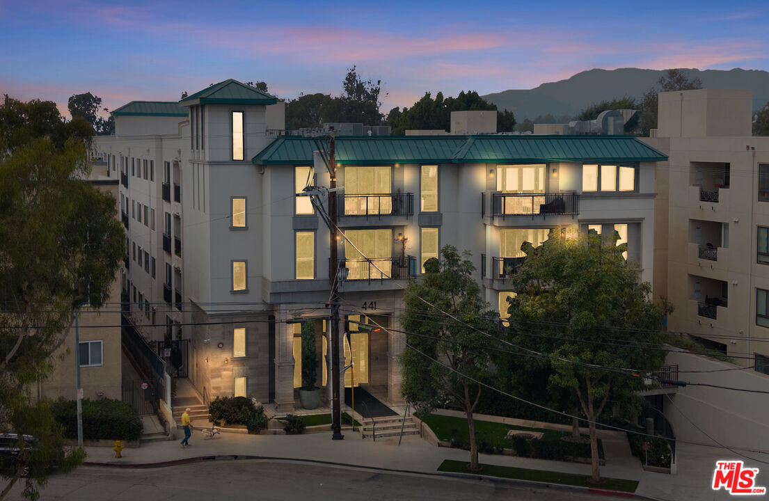 441 S Barrington Ave Unit: 402