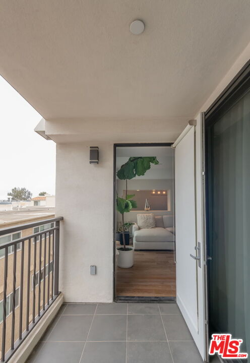 441 S Barrington Ave Unit: 402