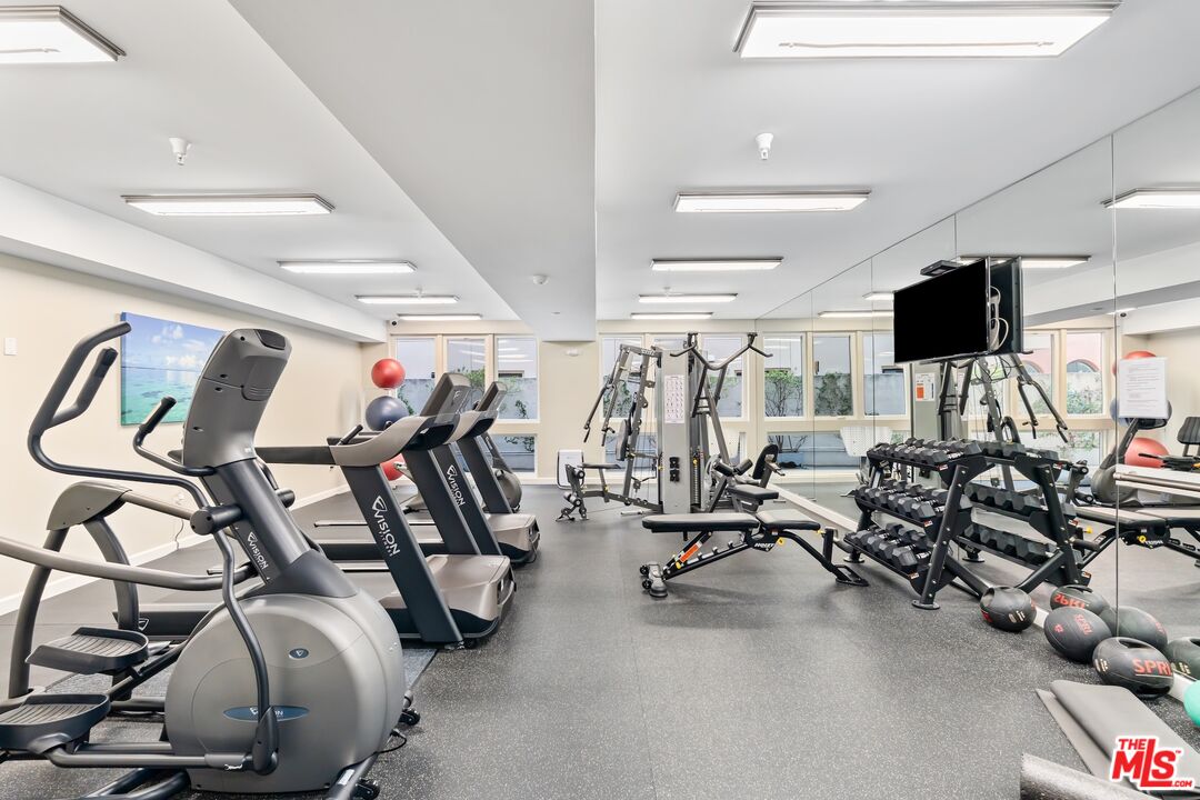 441 S Barrington Ave Unit: 402