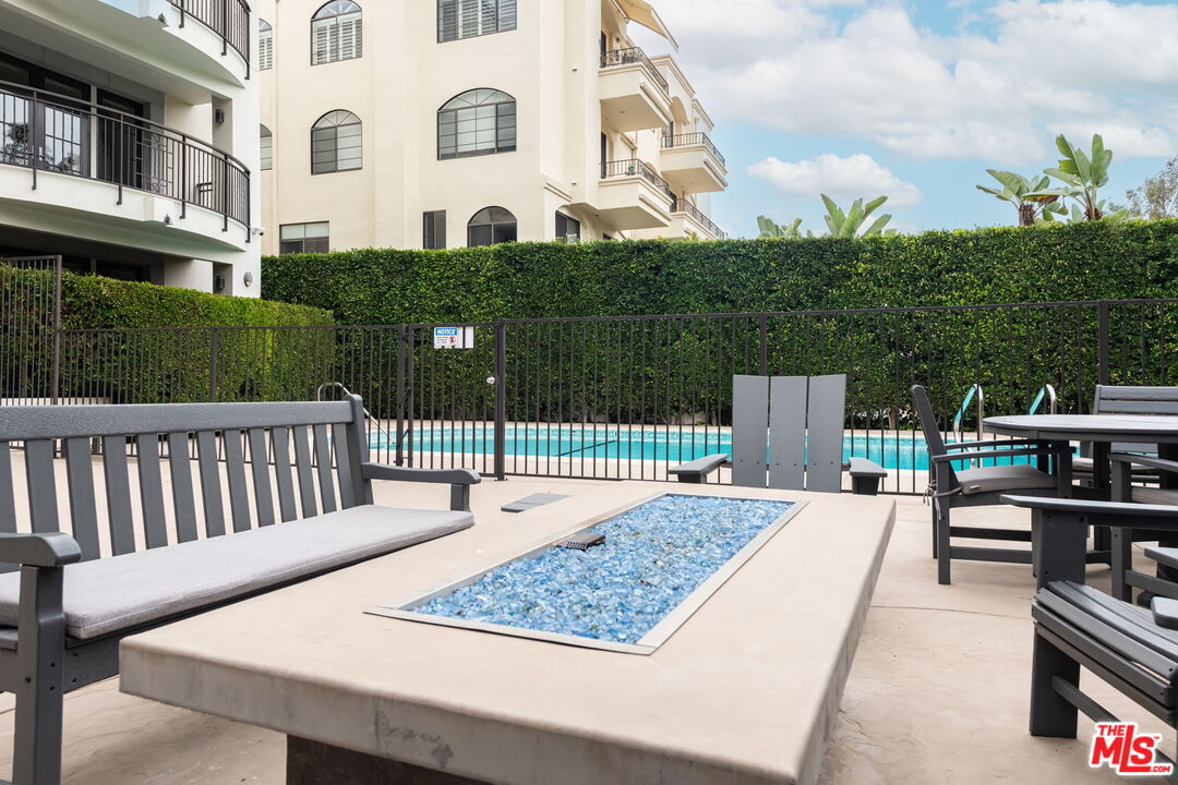 441 S Barrington Ave Unit: 402