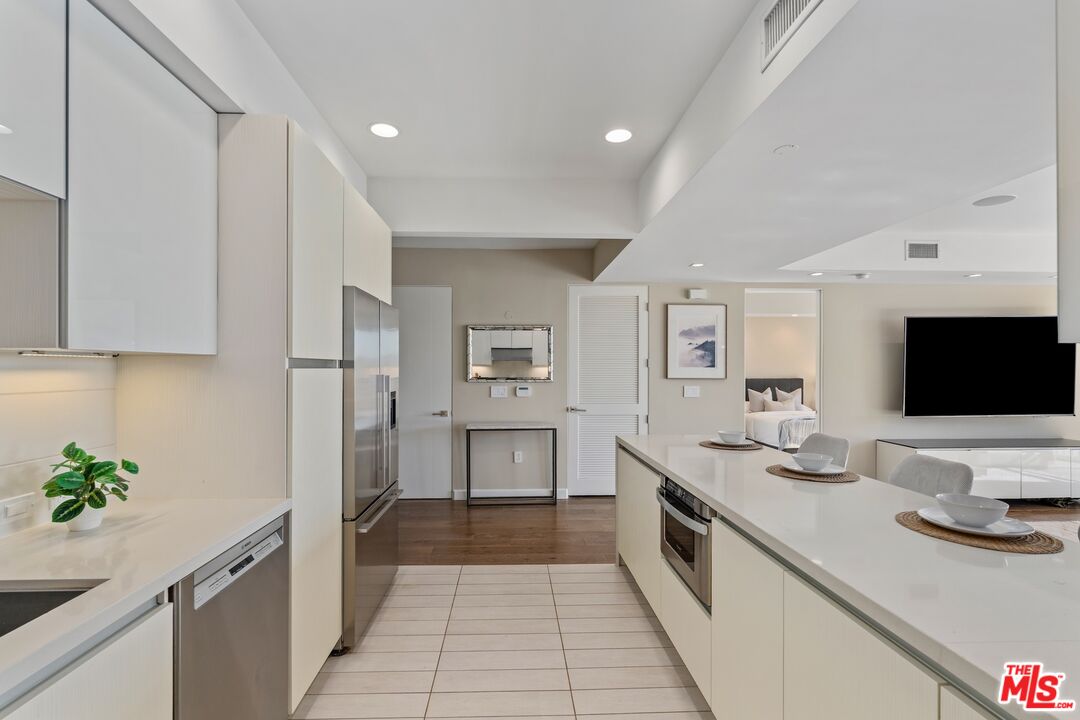 441 S Barrington Ave Unit: 402