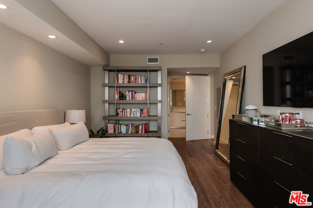 441 S Barrington Ave Unit: 402