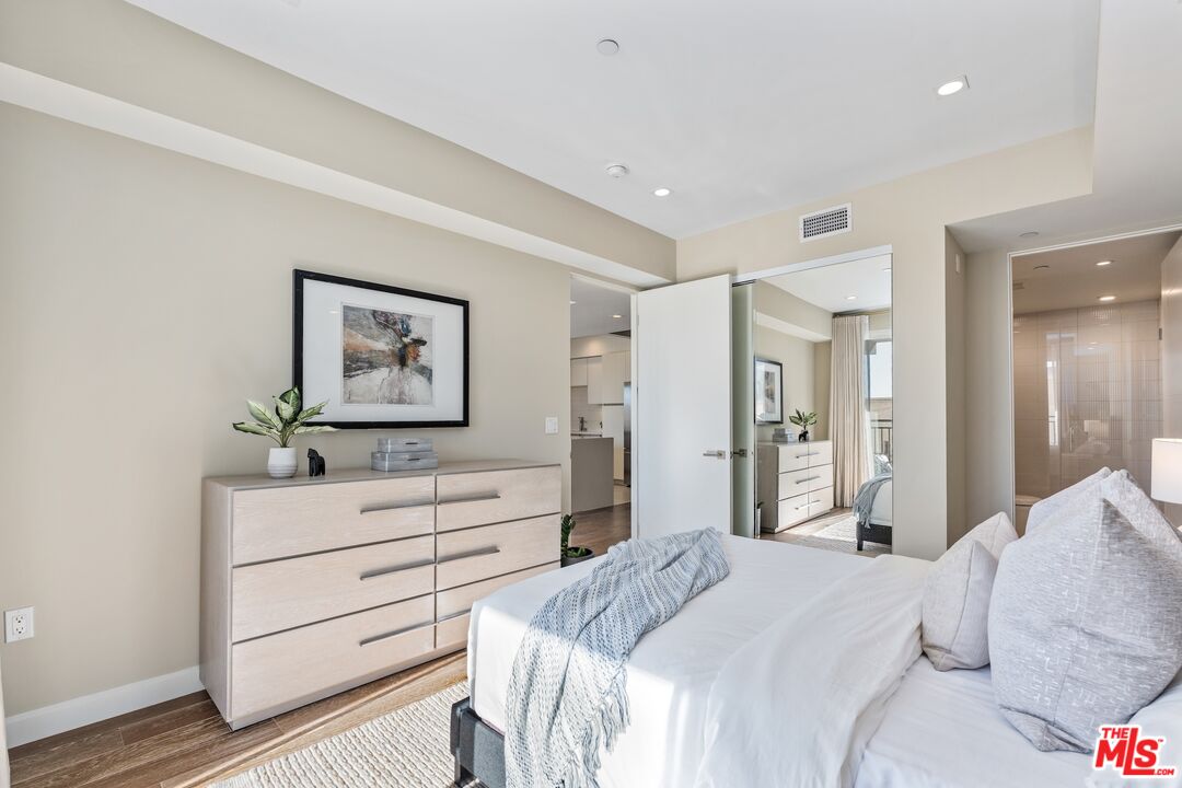 441 S Barrington Ave Unit: 402