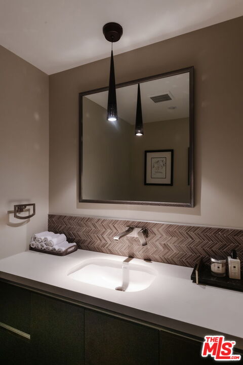 441 S Barrington Ave Unit: 402