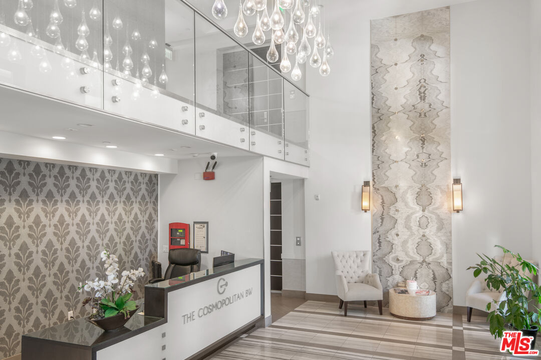 441 S Barrington Ave Unit: 402