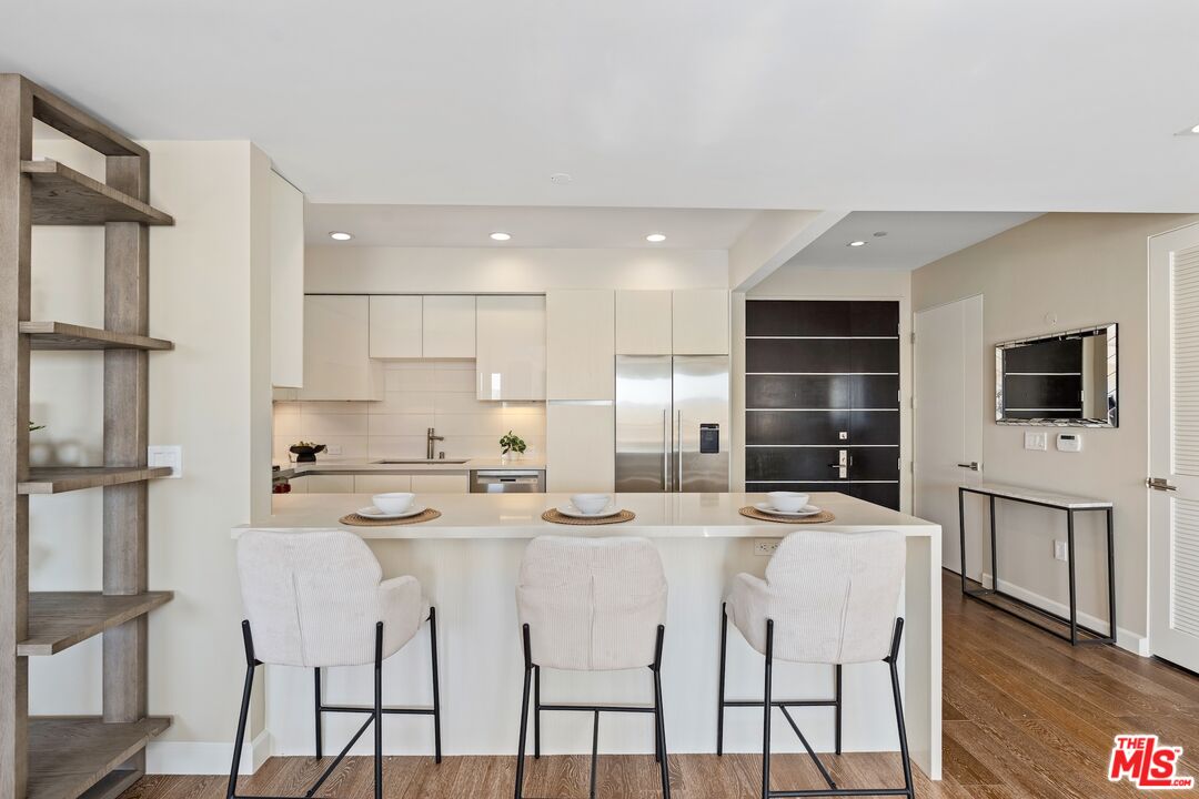 441 S Barrington Ave Unit: 402