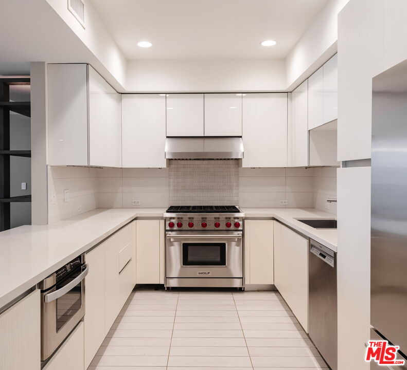 441 S Barrington Ave Unit: 402