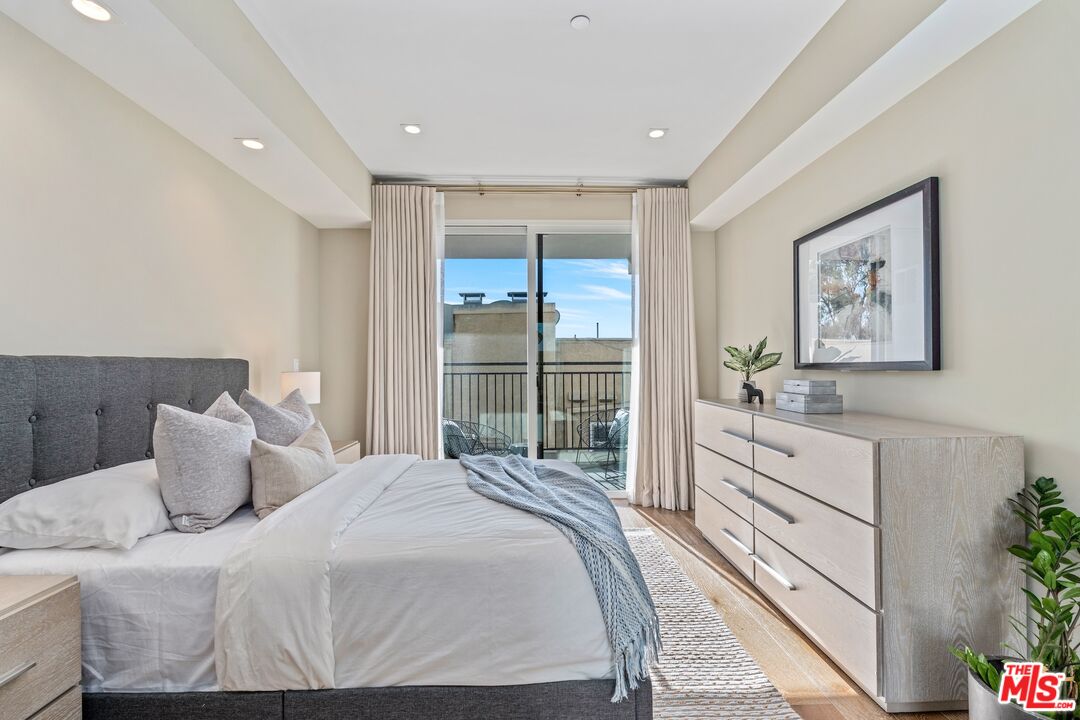 441 S Barrington Ave Unit: 402