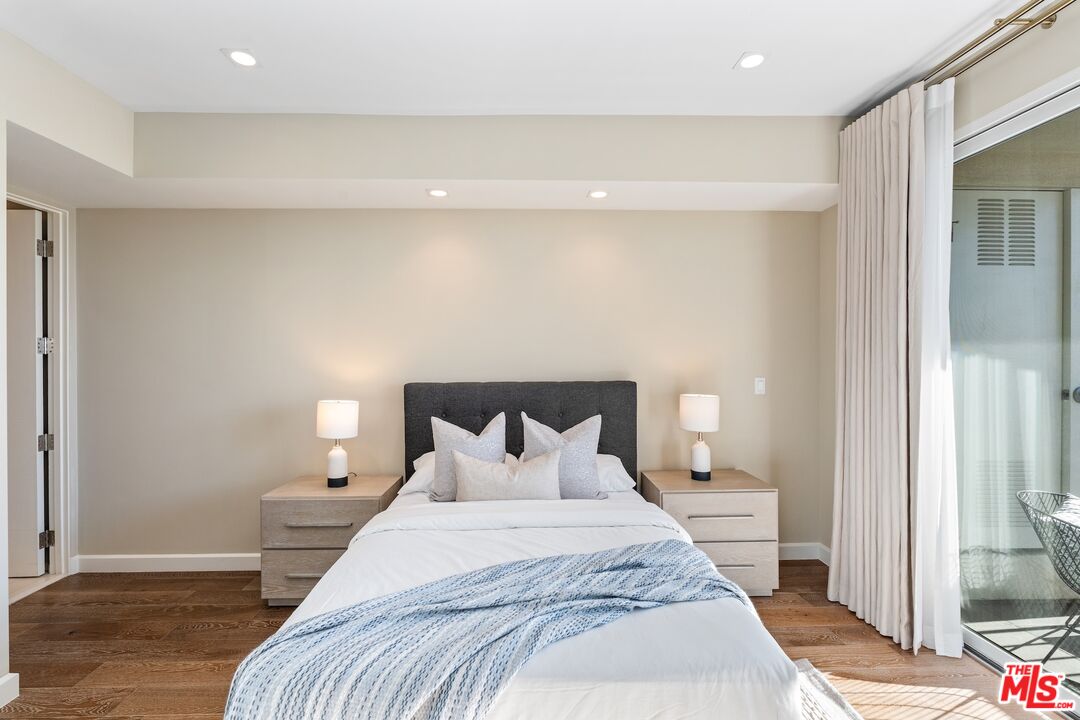 441 S Barrington Ave Unit: 402