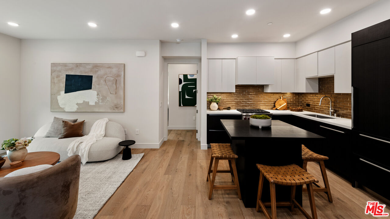 505 S Barrington Ave Unit: 303