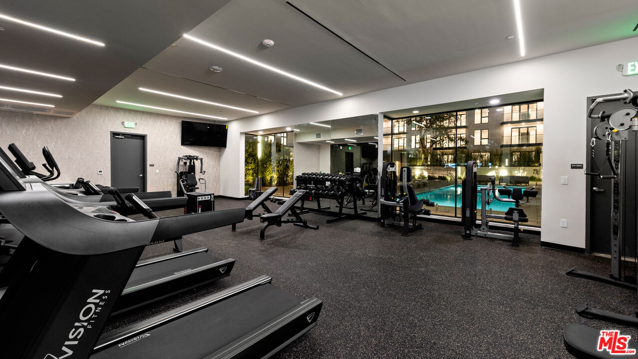 505 S Barrington Ave Unit: 303