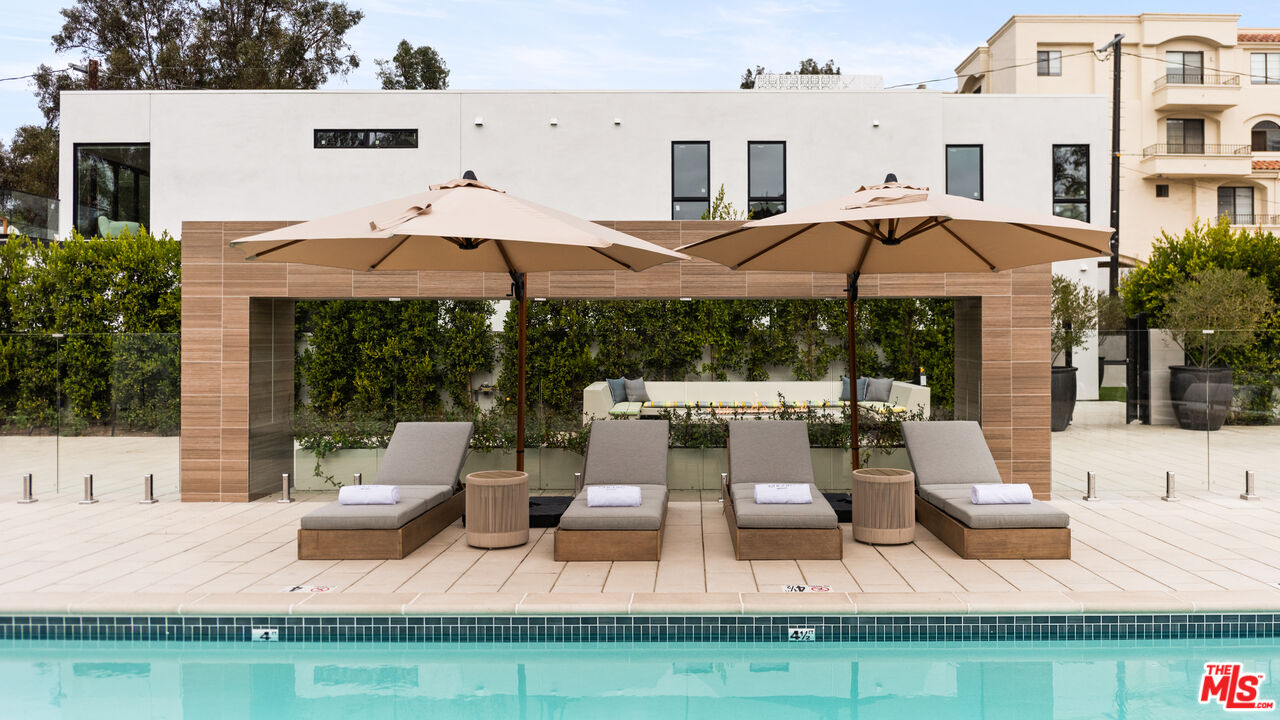 505 S Barrington Ave Unit: 303