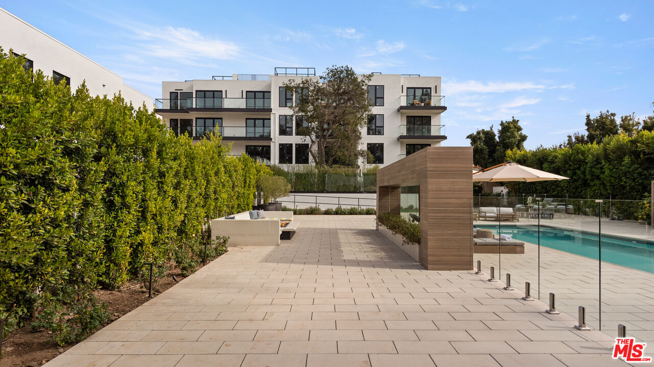 505 S Barrington Ave Unit: 303