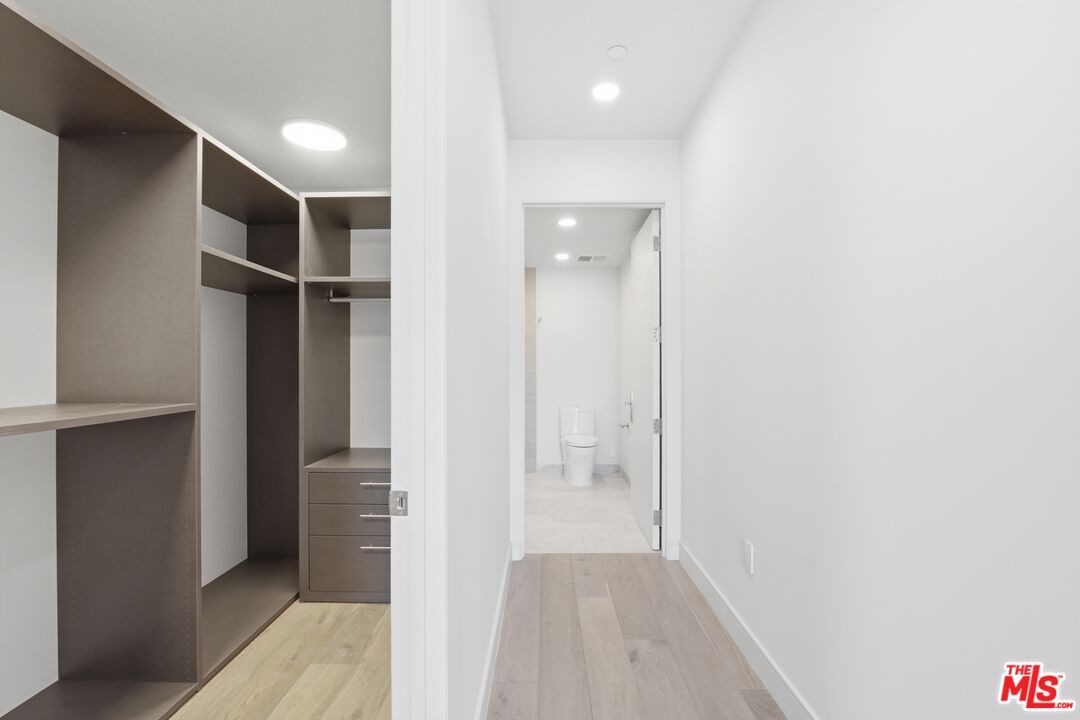 505 S Barrington Ave Unit: 104