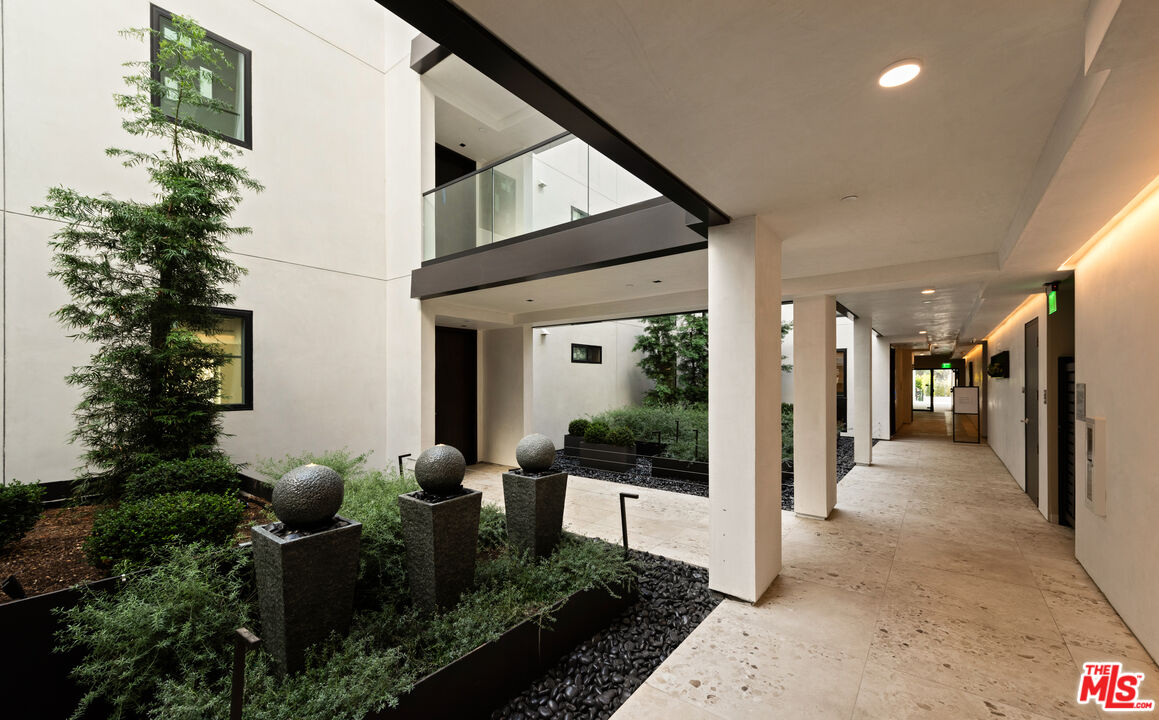 505 S Barrington Ave Unit: 104