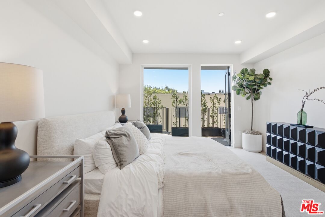 505 S Barrington Ave Unit: 104