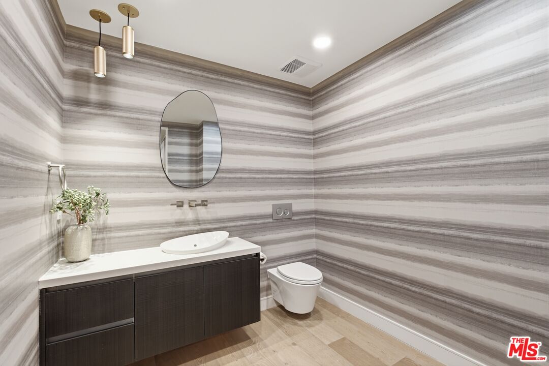 505 S Barrington Ave Unit: 104