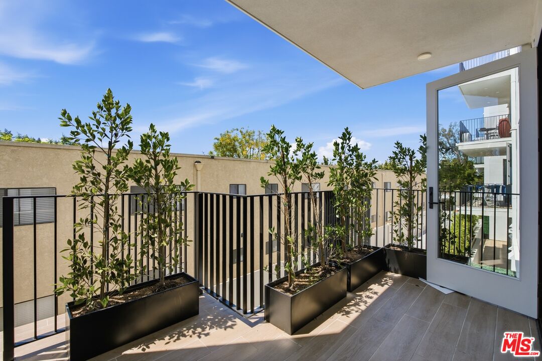 505 S Barrington Ave Unit: 104