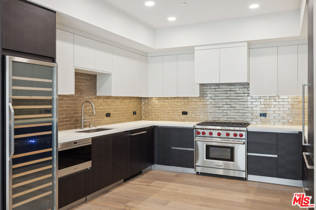 505 S Barrington Ave Unit: 104