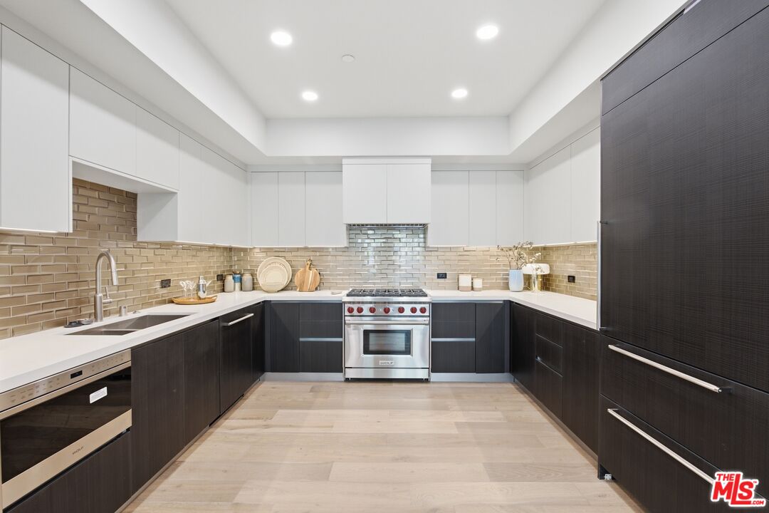 505 S Barrington Ave Unit: 104