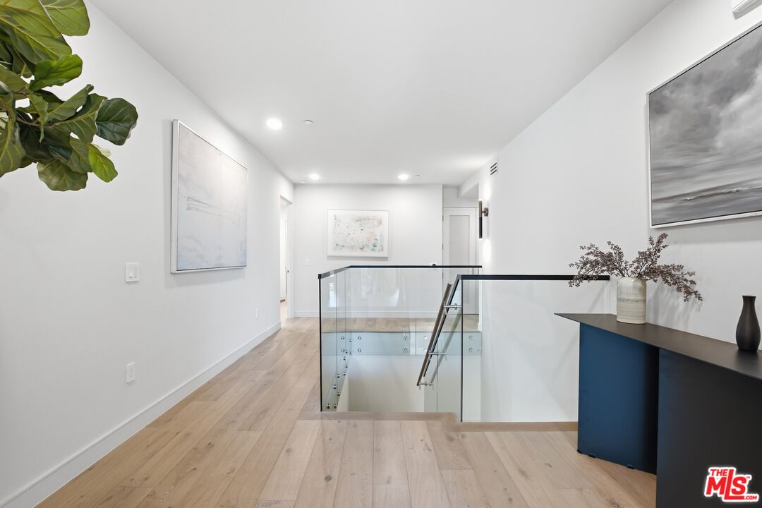 505 S Barrington Ave Unit: 104