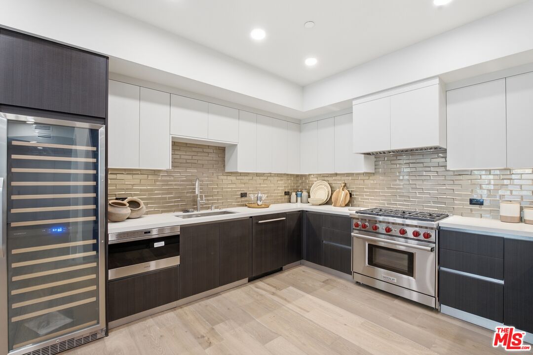 505 S Barrington Ave Unit: 104