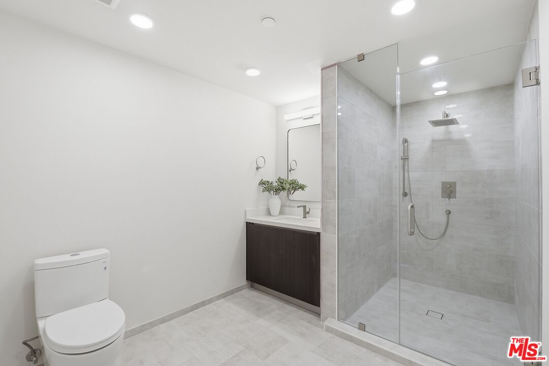 505 S Barrington Ave Unit: 104