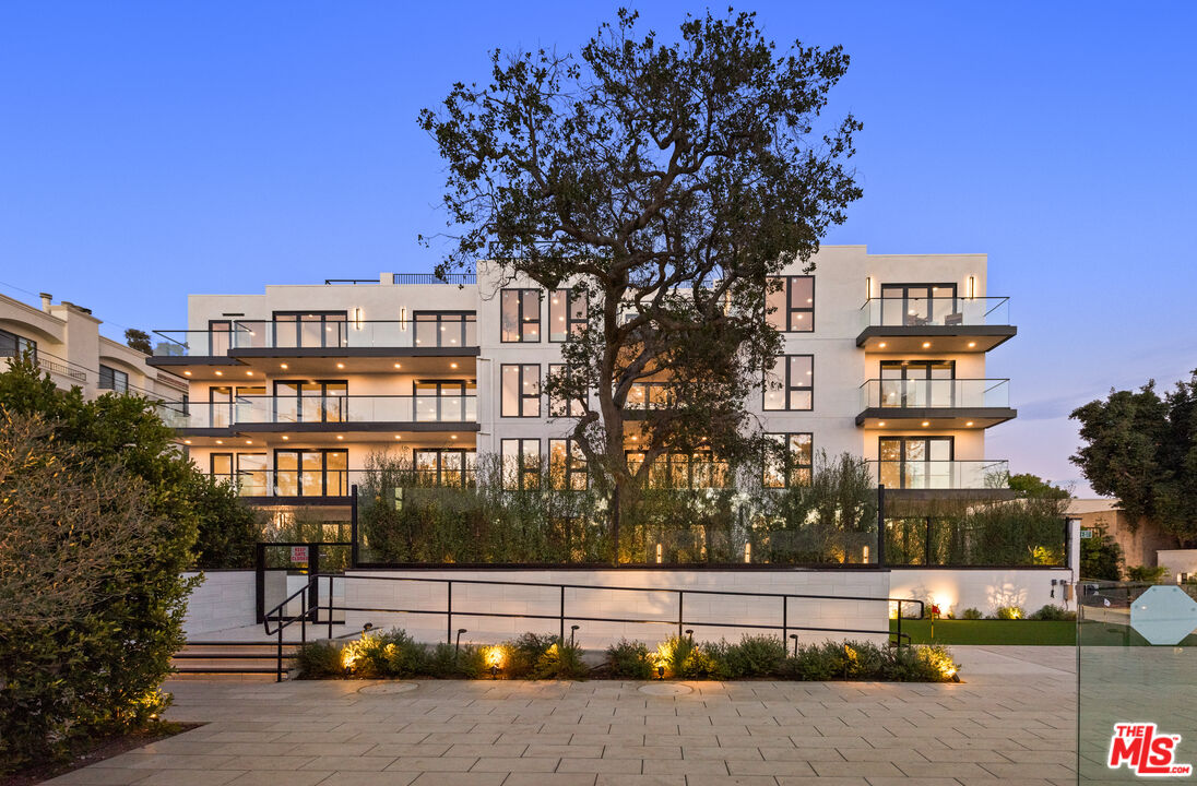 505 S Barrington Ave Unit: 104