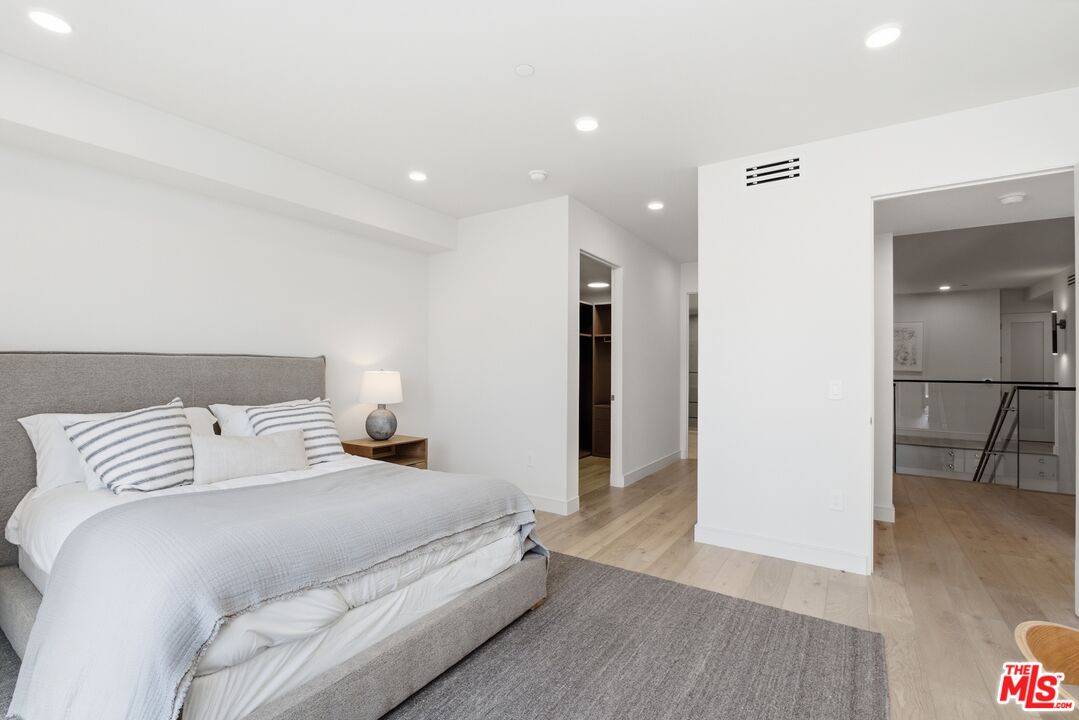 505 S Barrington Ave Unit: 104
