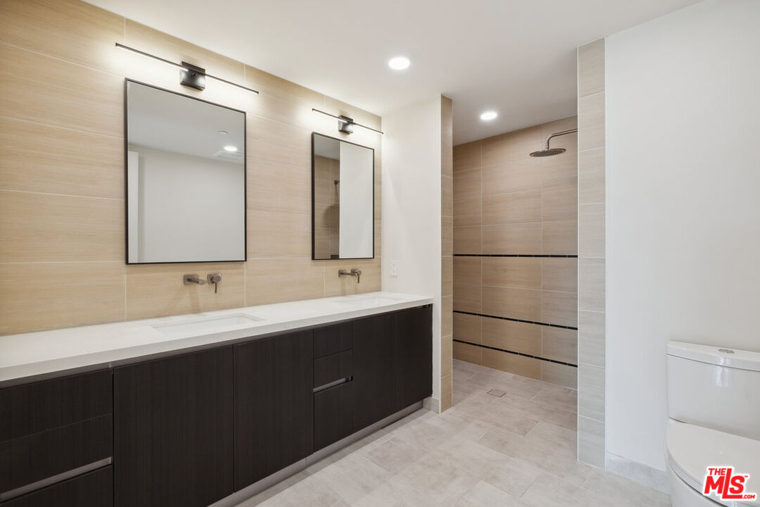 505 S Barrington Ave Unit: 104