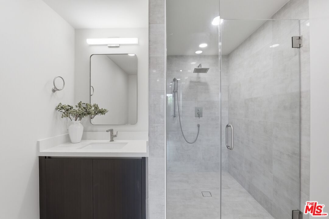 505 S Barrington Ave Unit: 104