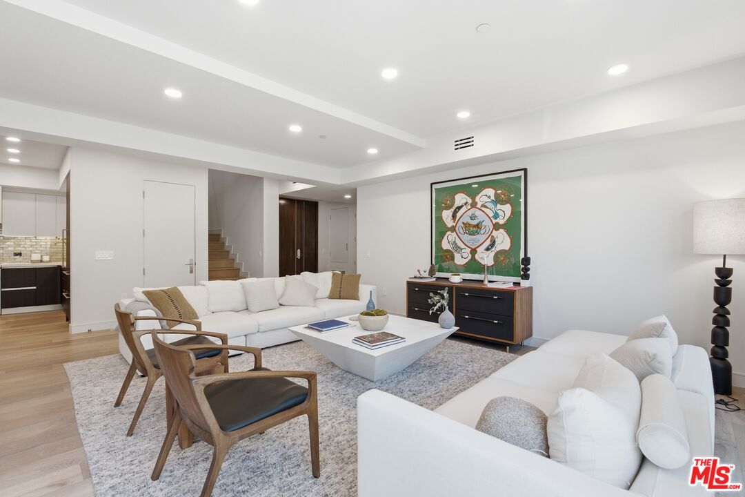 505 S Barrington Ave Unit: 104