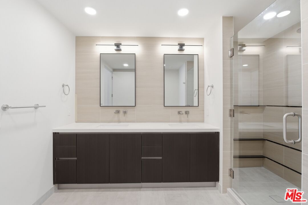 505 S Barrington Ave Unit: 104