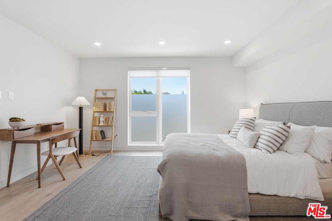 505 S Barrington Ave Unit: 104