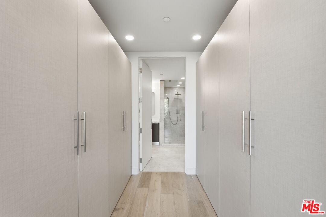 505 S Barrington Ave Unit: 104