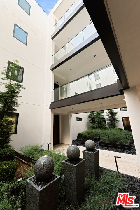 505 S Barrington Ave Unit: 104