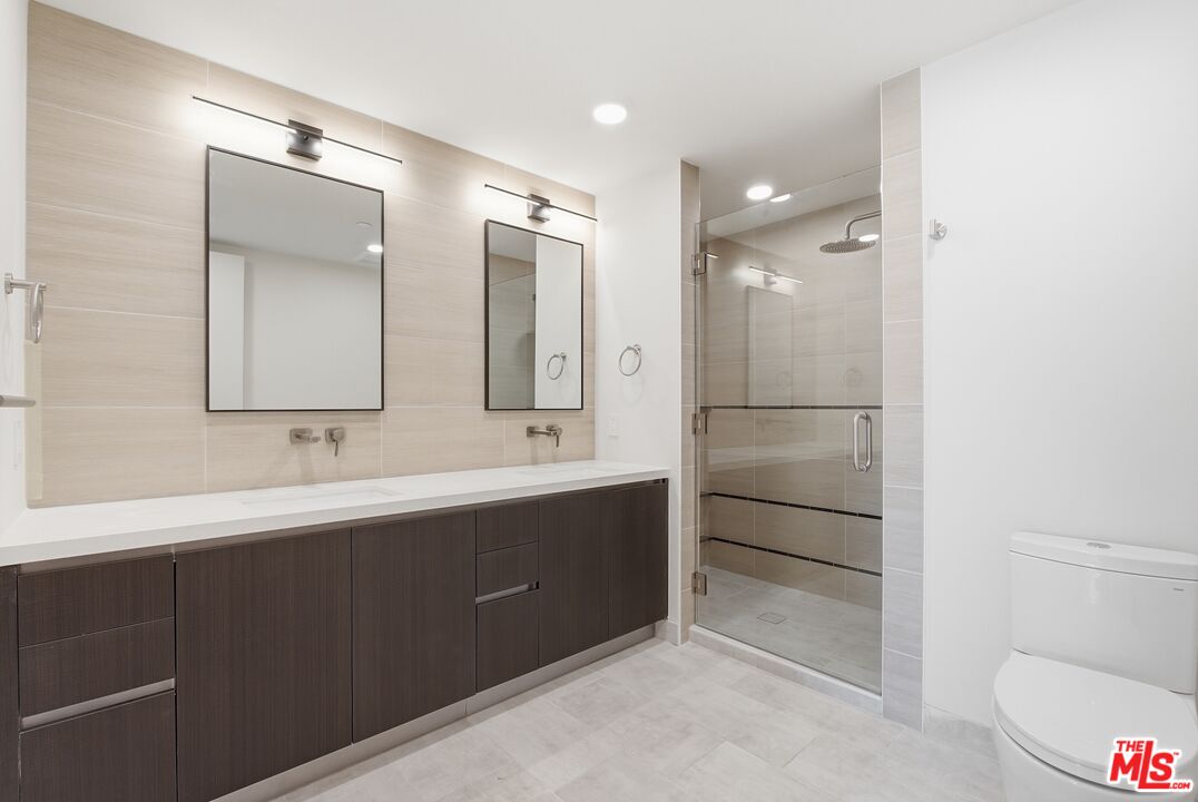 505 S Barrington Ave Unit: 104