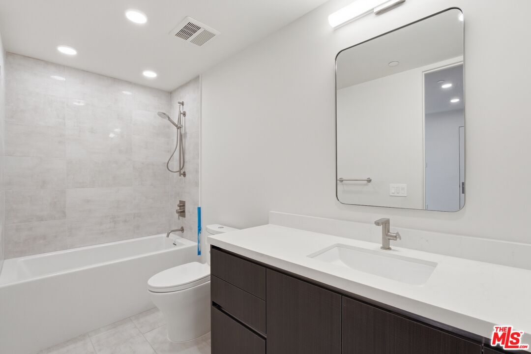 505 S Barrington Ave Unit: 104