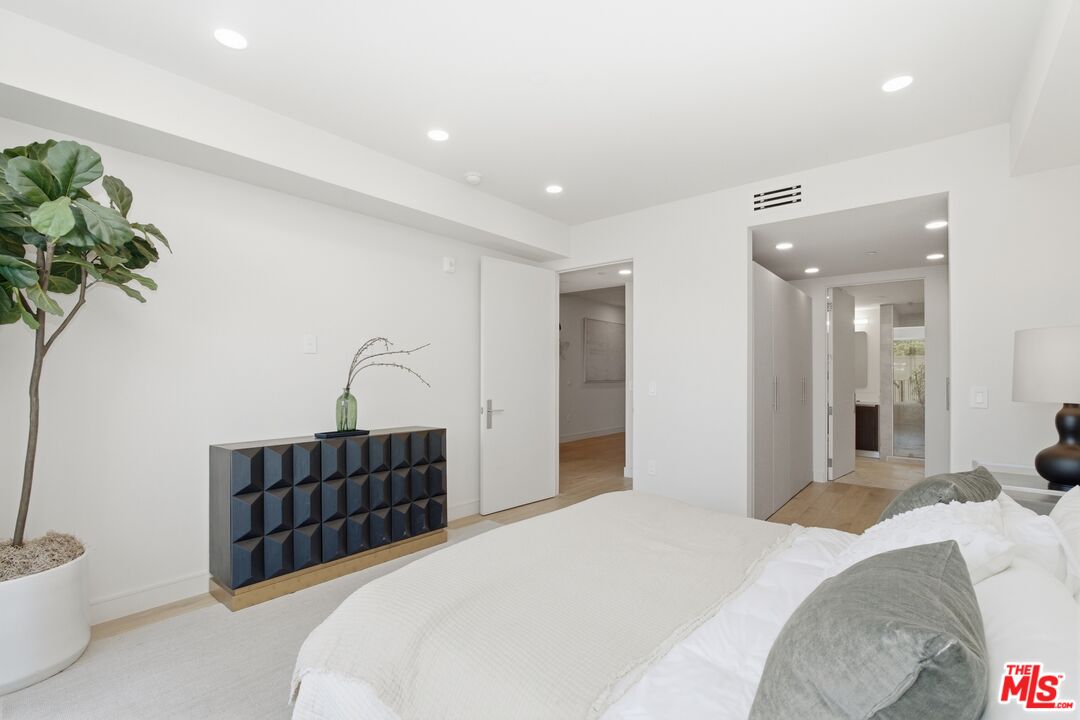 505 S Barrington Ave Unit: 104