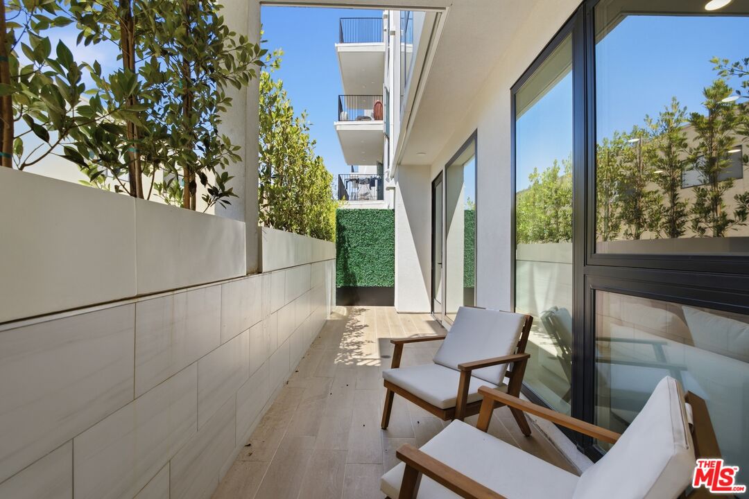 505 S Barrington Ave Unit: 104